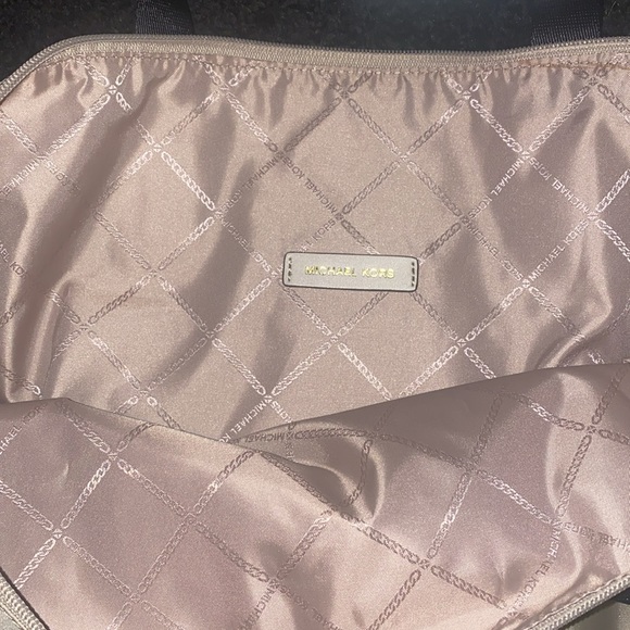 Michael kors lightweight bag. New with tags - Picture 3 of 6